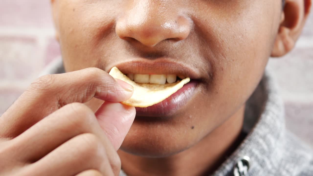 un niño comiendo papas fritas.