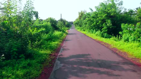 Village-Road-Droen-Disparo-Cerca-Del-Suelo