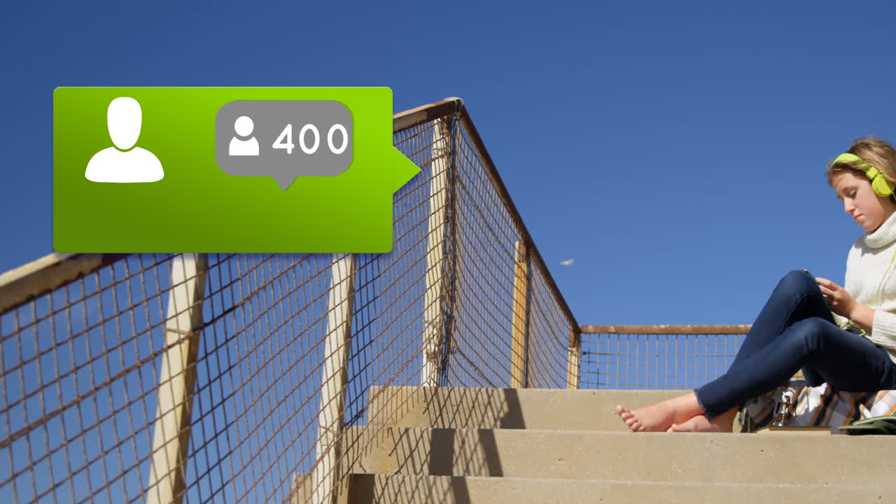 animación de burbuja de habla con personas icono y números cambiando sobre mujer usando teléfono inteligente