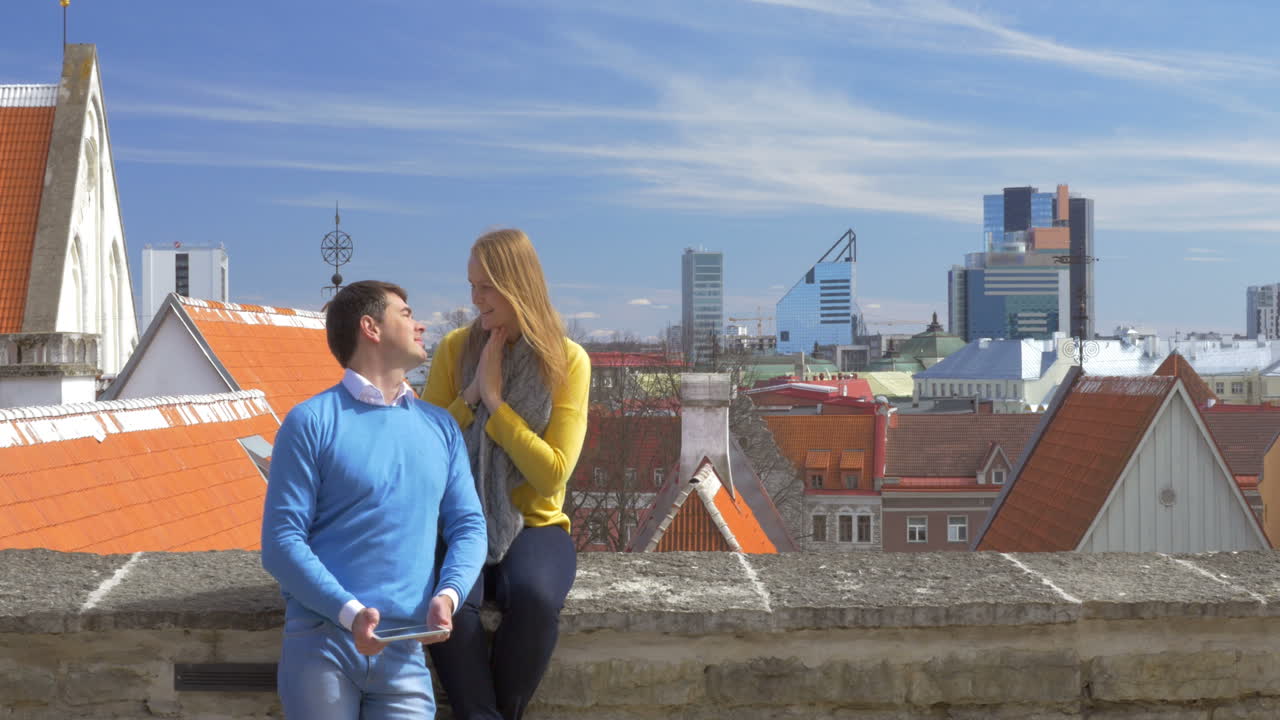 역사적인 도시 탈린에서 데이트를 하는 커플