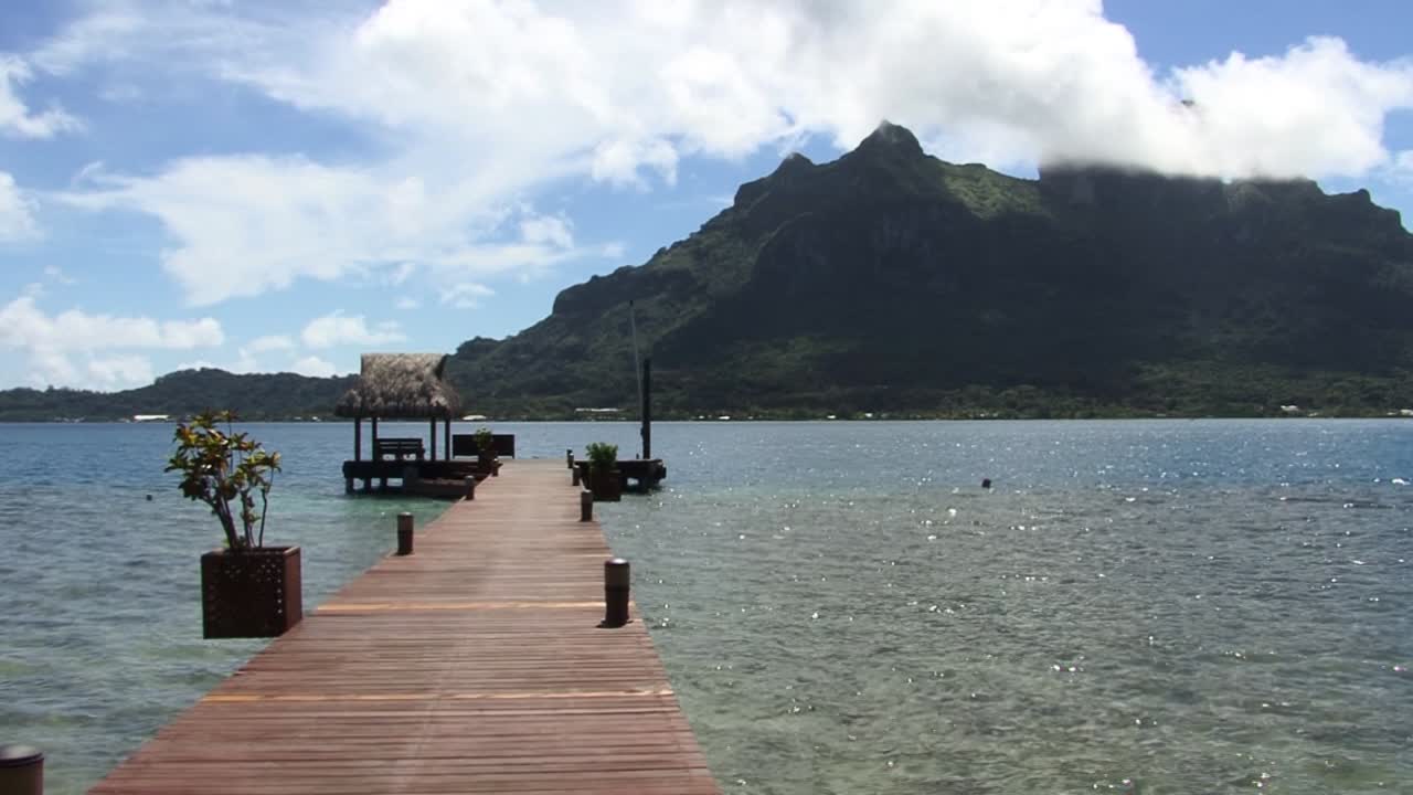 pequeño pontón en bora bora y vista al monte otemanu, polinesia francesa