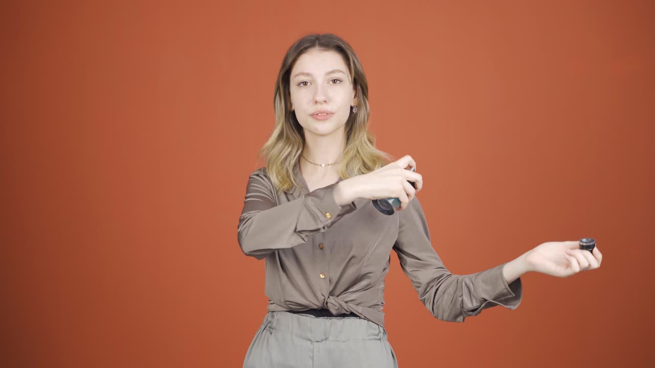 향수를 착용하고 좋은  ⁇ 새를 맡는 젊은 여성.