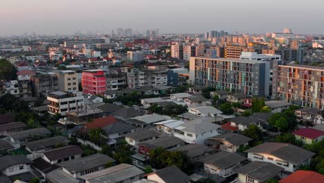 Drone-Aéreo-Disparado-Hacia-Adelante-De-La-Ciudad-De-Bangkok