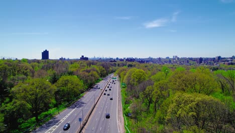 Vista-Aérea-Sobre-La-I-87-En-El-Bronx,-Que-Muestra-Una-Carretera-Despejada,-Parques-Verdes-Y-El-Horizonte-De-Nueva-York.