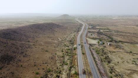 Luftdrohnenaufnahme-Einer-Autobahn-In-Zentralindien,-Shivpuri,-Gwalior