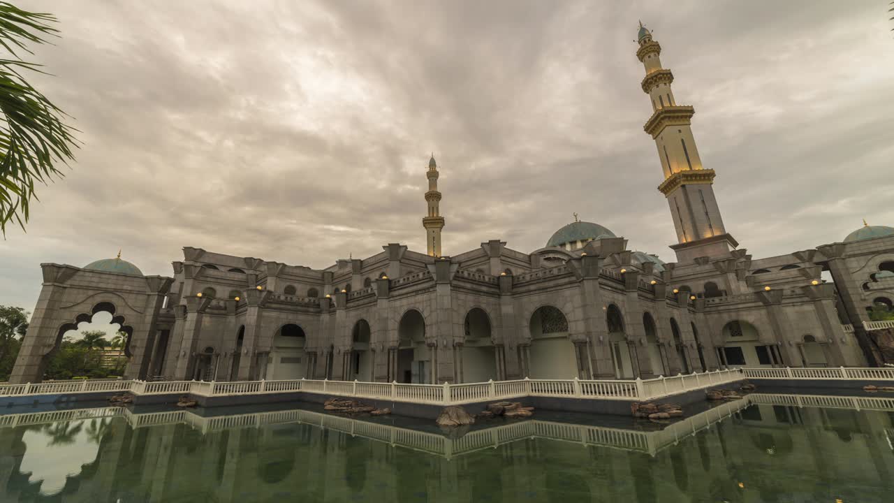 Time-lapse del tramonto presso la Moschea Federale di Kuala Lumpur.