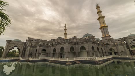 tiempo de puesta de sol en la mezquita federal de kuala lumpur
