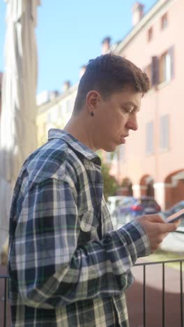 hombre usando teléfono inteligente en la ciudad