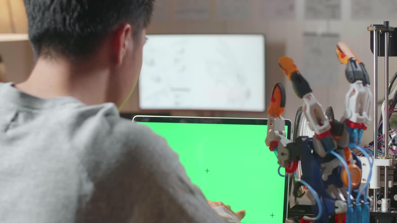 persona que trabaja en un proyecto de robótica