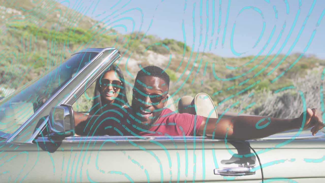 Donna alla guida e uomo che si sporge verso la maniglia, saluta la telecamera e crea una sovrapposizione marketing color ottanio sull'auto
