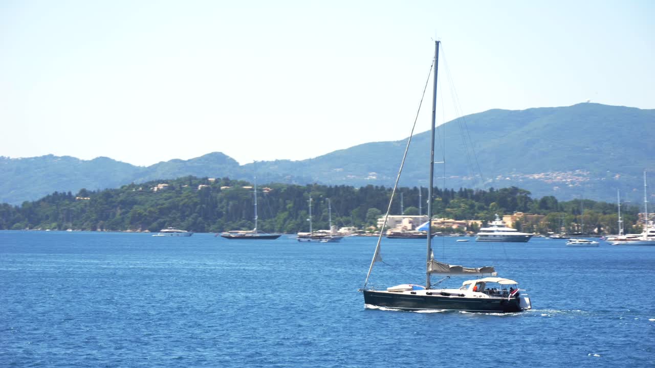 Yacht a vela che naviga sulle acque azzurre del Mar Ionio vicino all'isola di Corfù.