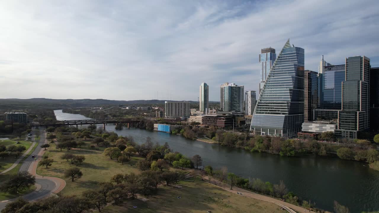 Horizonte de Austin visto por drone ao longo do rio