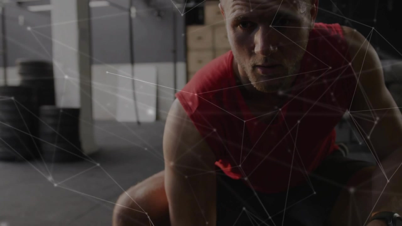 Un homme cale son coude, effectue des flexions avec un haltère hexagonal en position assise, la caméra monte, avec une superposition sur le torse pour le fitness.