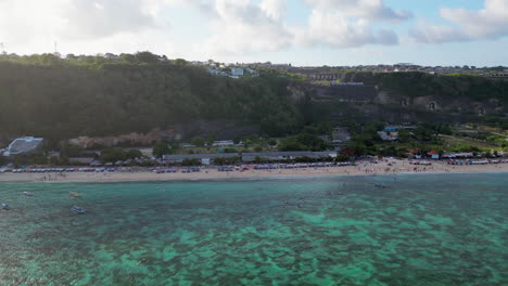 Drohne-Fliegt-In-Der-Nachmittagssonne-Auf-Bali,-Indonesien,-Zum-Strand-Von-Pantai-Pandawa