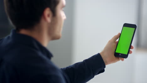 Primer-Plano-De-Un-Profesional-Masculino-Haciendo-Videoconversaciones-En-Un-Teléfono-Móvil-De-Pantalla-Verde.