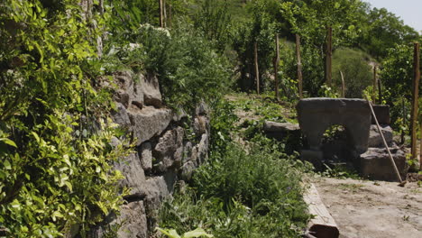 Dekorative-Steinmauer-Und-Bogenskulptur-Auf-Der-Gartenterrasse-In-Georgia