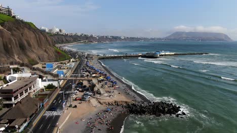video panorámico diurno de 4k de la playa de makaha en miraflores y el la rosa nautica en la costa de lima, perú