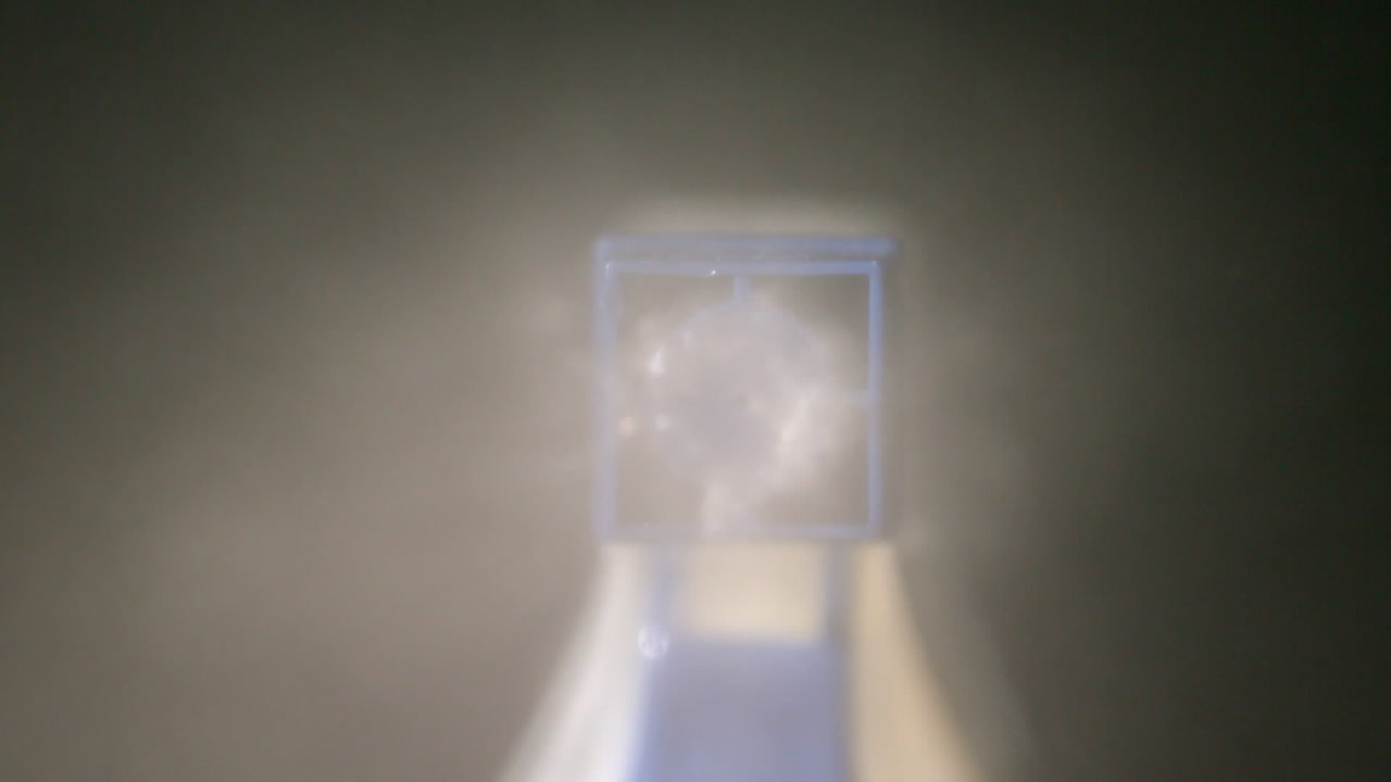 플라스틱 노즐에서 스프레이하는 청소제