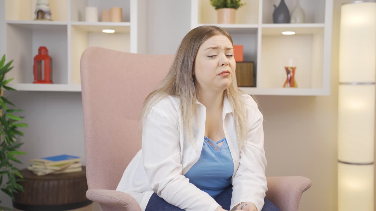 문제가 있는 젊은 여자는 사려 깊고, 부유하지 않습니다.