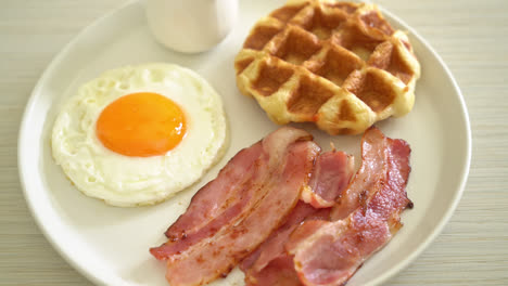 huevo frito con tocino y gofres para el desayuno
