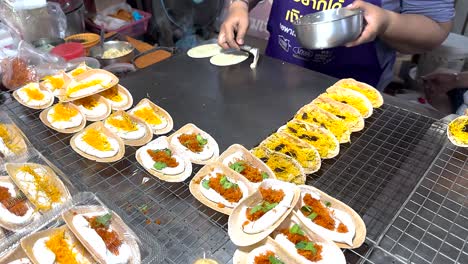 el vendedor prepara panqueques tradicionales tailandeses crujientes
