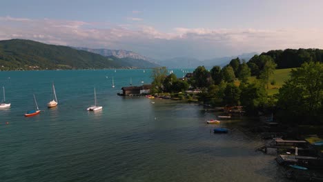 Blauer-Attersee-In-Österreich-Mit-Klarem-Wasser,-Segelschiff,-Boot-Und-Alpenbergen-In-Der-Nähe-Des-Idyllischen-Malerischen-Wolfgangsees,-Mondsee-In-Der-Nähe-Der-Berühmten-Mozartstadt-Salzburg