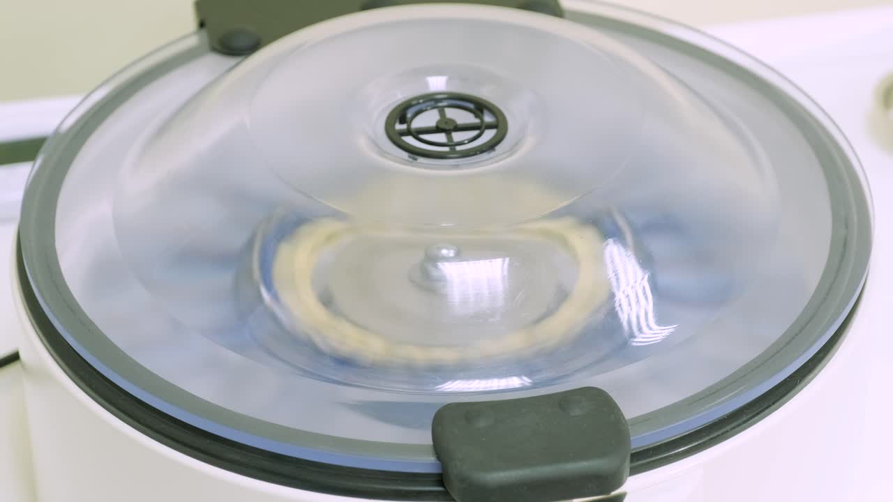 혈소판이 풍부한 플라즈마 준비: 손에 혈액을 가진 튜브, 원심분리기