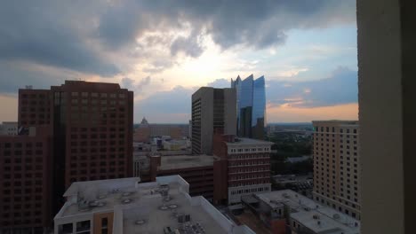 Timelapse-Que-Muestra-El-Centro-De-San-Antonio,-Texas-Con-La-Puesta-De-Sol-Como-Fondo