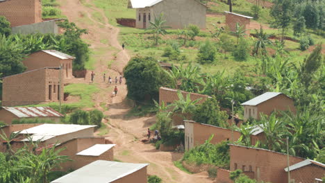 tiro largo de la carretera de la aldea rural en ruanda