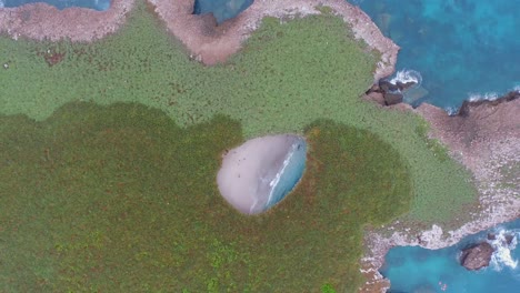 plano cenital aéreo de la playa escondida en las islas marietas, nayarit, méxico