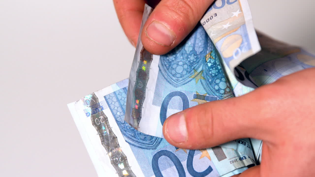 conteo a mano de un montón de billetes de veinte euros