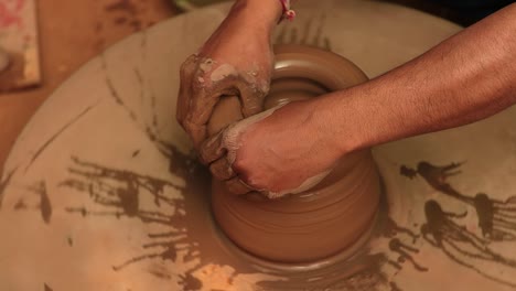 El-Alfarero-En-El-Trabajo-Hace-Platos-De-Cerámica.-India,-Rajastán.