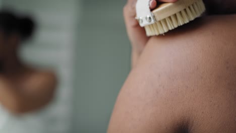 Detail-Einer-Afroamerikanischen-Frau,-Die-Im-Heimischen-Badezimmer-Die-Haut-Schrubbt.