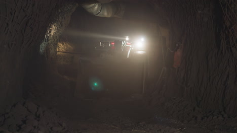 veículo de mineração pesado com big dipper entra em mina escura