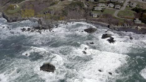 Vista-Asombrosa-Sobre-Las-Olas-Del-Océano-Rompiendo-En-La-Costa-Rocosa,-Brookings