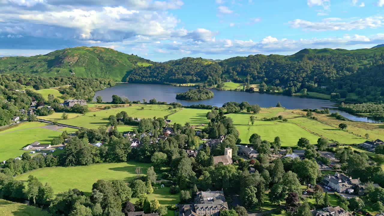 Pemandangan udara drone sinematik kota Grasmere di Lakeland.