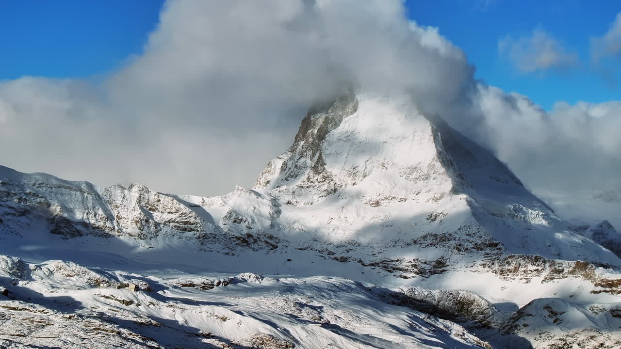primera nevada fresca polvo temprano en la mañana cerca de la niebla materiahorn zermatt glaciar pico paisaje paisaje aéreo dron otoño alpes suizos cima de la cumbre gornergrat ferrocarril suiza movimiento de círculo izquierdo