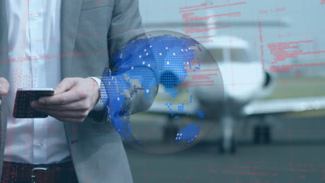 animación del globo y procesamiento de datos sobre un hombre de negocios que usa un teléfono inteligente en el aeropuerto