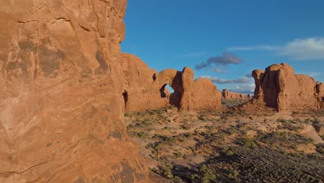 montañas rojas del parque nacional de los arcos en utah, estados unidos - drone shot