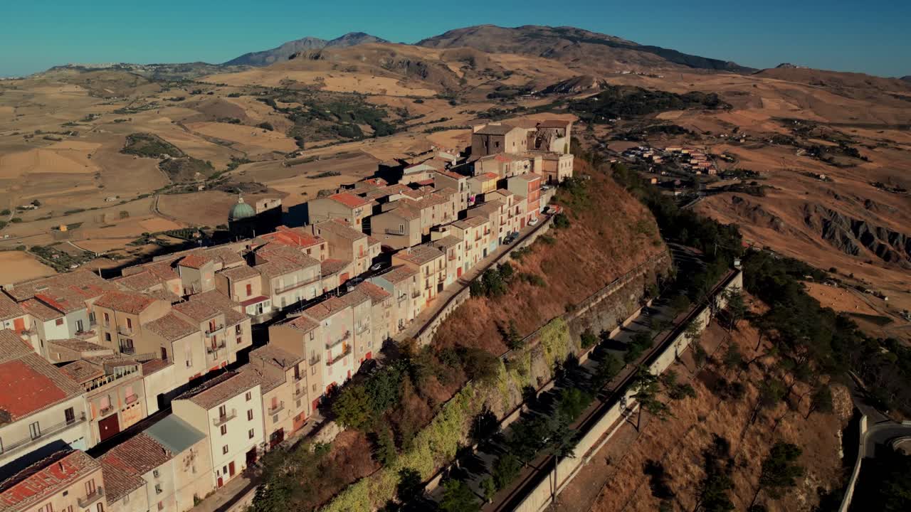 Jævnt drone-panorama over landsbyen Gangi, der fremhæver dybde, tekstur og højde. Droneoptagelser, der viser Gangi som en af Siciliens mest maleriske bjerglandsbyer. Luftdroneoptagelse afslører