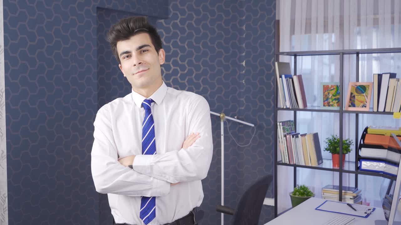 trabajador de oficina joven y confiado mirando a la cámara.