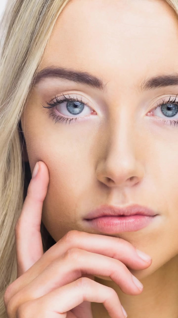 Animazione di pennello da trucco ripetuto con donna su sfondo bianco