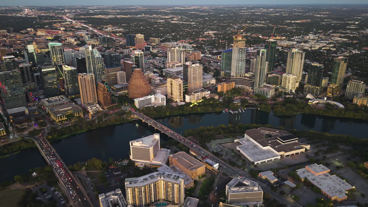 오스틴 시의 스카이 라인 앞에서 으로 날아가는 드론, 가을 해가 지는 tx, 미국