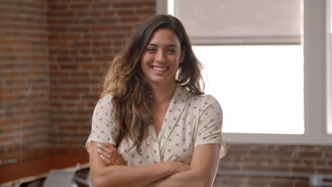 Retrato-De-Una-Mujer-De-Negocios-En-La-Oficina-Filmada-En-Cámara-Lenta