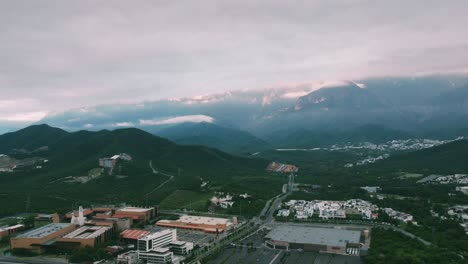 drone hyperlapse timelapse mañana nublada amanecer día sobre sierra madre oriental en la ciudad de monterrey méxico