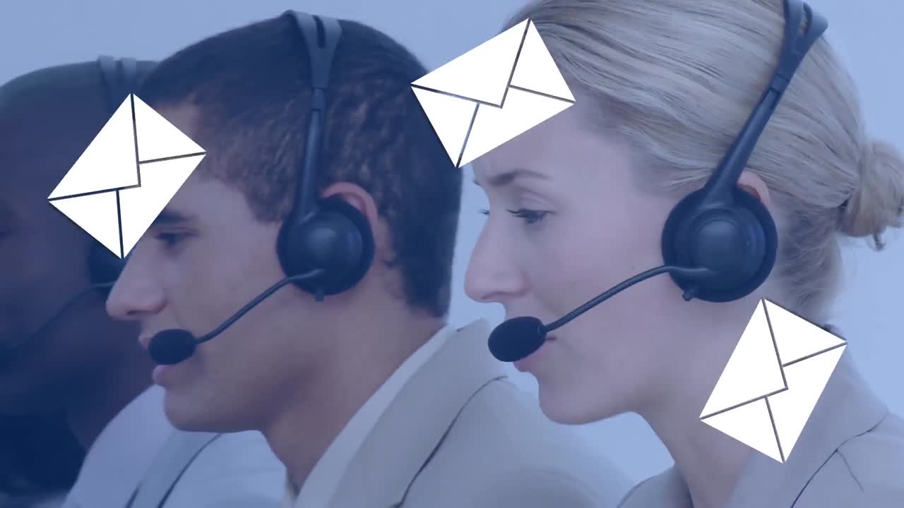 grupo de agentes del centro de llamadas hablando con los clientes