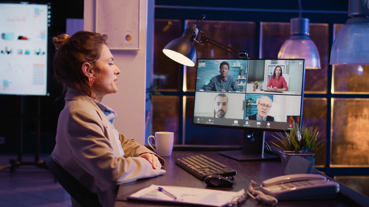 Donna d'affari in videoconferenza