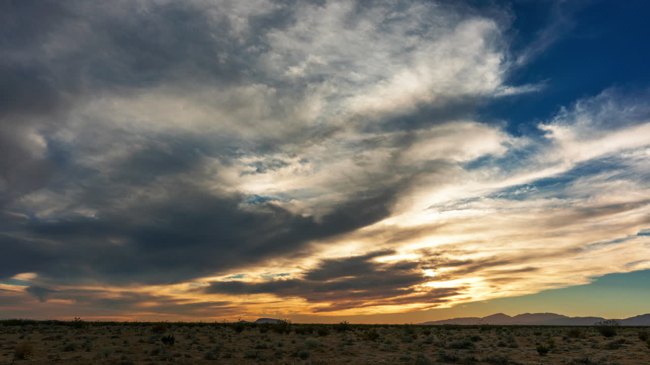 el cielo brilla sobre el paisaje del desierto de mojave en este lapso de tiempo al atardecer