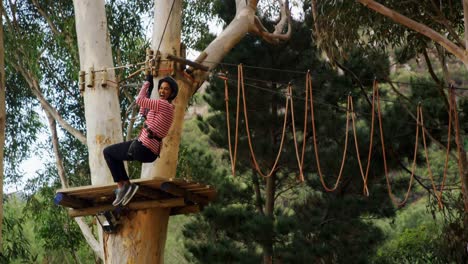 mujer ziplining 4k