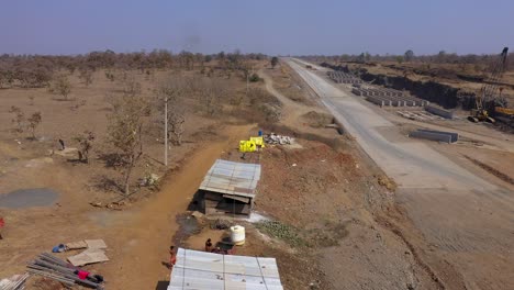 volar sobre el amplio sitio de construcción para la instalación de tuberías